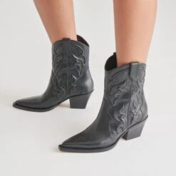 RIMONA BOOTIES BLACK LEATHER(Rimona Booties Black Leather) 5 RIMONA BOOTIES BLACK LEATHER(Rimona Booties Black Leather) -Dolce Vita Sale Store DOLCEVITA BOOTIES RIMONA BLACKLEATHER ONFOOT 02 1