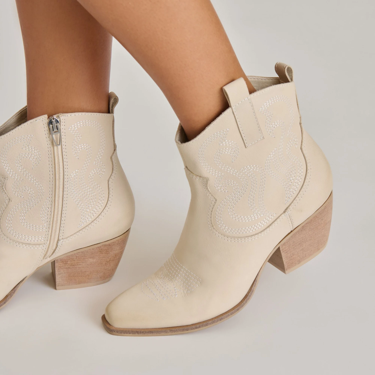 SHANIA BOOTIES IVORY NUBUCK(Shania booties ivory nubuck) SHANIA BOOTIES IVORY NUBUCK(Shania Booties Ivory Nubuck) -Dolce Vita Sale Store DOLCEVITA BOOTS SHANIA IVORYNUBUCK ONFOOT 02