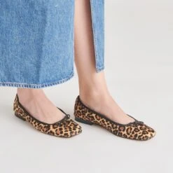 ANISA BALLET FLATS DK LEOPARD CALF HAIR(Anisa Ballet Flats Dk Leopard Calf Hair) -Dolce Vita Sale Store DOLCEVITA FLATS ANISA DKLEOPARDCALFHAIR ONFOOT 02