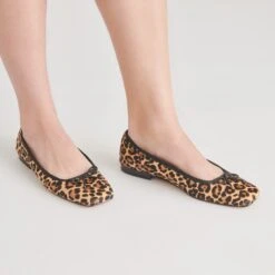 ANISA BALLET FLATS DK LEOPARD CALF HAIR(Anisa Ballet Flats Dk Leopard Calf Hair) -Dolce Vita Sale Store DOLCEVITA FLATS ANISA DKLEOPARDCALFHAIR ONFOOT 03