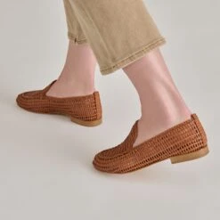ARMOND FLATS COGNAC WOVEN LEATHER(Armond Flats Cognac Woven Leather) -Dolce Vita Sale Store DOLCEVITA FLATS ARMOND COGNACWOVENLEATHER ONFOOT 01