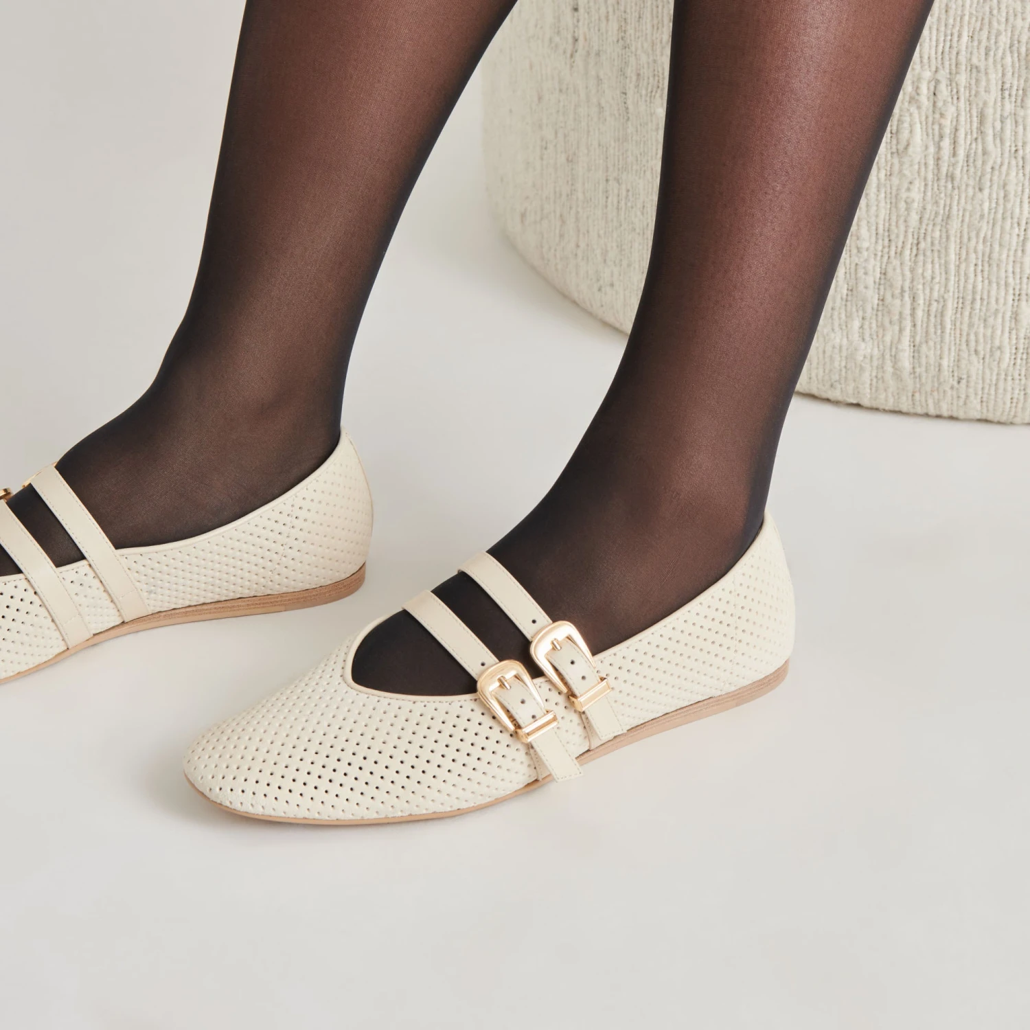 BAYLEE BALLET FLATS BONE PERFORATED SUEDE(Baylee ballet flats bone perforated suede) BAYLEE BALLET FLATS BONE PERFORATED SUEDE(Baylee Ballet Flats Bone Perforated Suede) -Dolce Vita Sale Store DOLCEVITA FLATS BAYLEE BONEPERFORATEDLEATHER ONFOOT 04