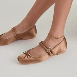 GIBSEN BALLET FLATS MID BROWN SATIN(Gibsen Ballet Flats Mid Brown Satin) -Dolce Vita Sale Store DOLCEVITA FLATS GIBSEN MIDBROWNSATIN ONFOOT 02 f8c250df f8e5 4424 9fe6 bfe4b8194c87