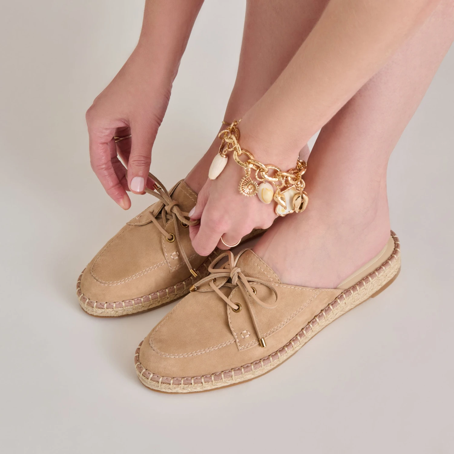 HATIE FLATS BAMBOO SUEDE(Hatie flats bamboo suede) HATIE FLATS BAMBOO SUEDE(Hatie Flats Bamboo Suede) -Dolce Vita Sale Store DOLCEVITA FLATS HATIE BAMBOOSUEDE ONFOOT 02