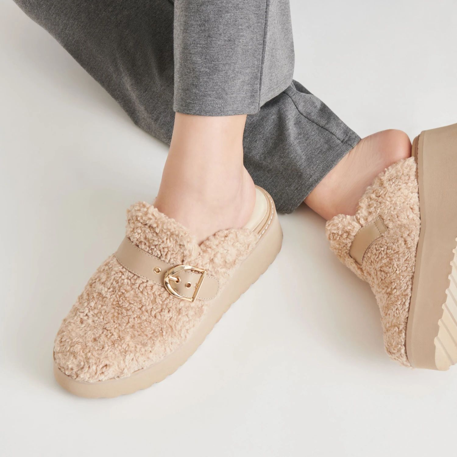 LELANI PLUSH FLATS NATURAL PLUSH(Lelani plush flats natural plush) LELANI PLUSH FLATS NATURAL PLUSH(Lelani Plush Flats Natural Plush) -Dolce Vita Sale Store DOLCEVITA FLATS LELANIPLUSH NATURALPLUSH ONFOOT 02 1