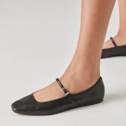 REYES BALLET FLATS BLACK LEATHER(Reyes Flats Black Leather) -Dolce Vita Sale Store DOLCEVITA FLATS REYES BLACKLEATHER ONFOOT 1