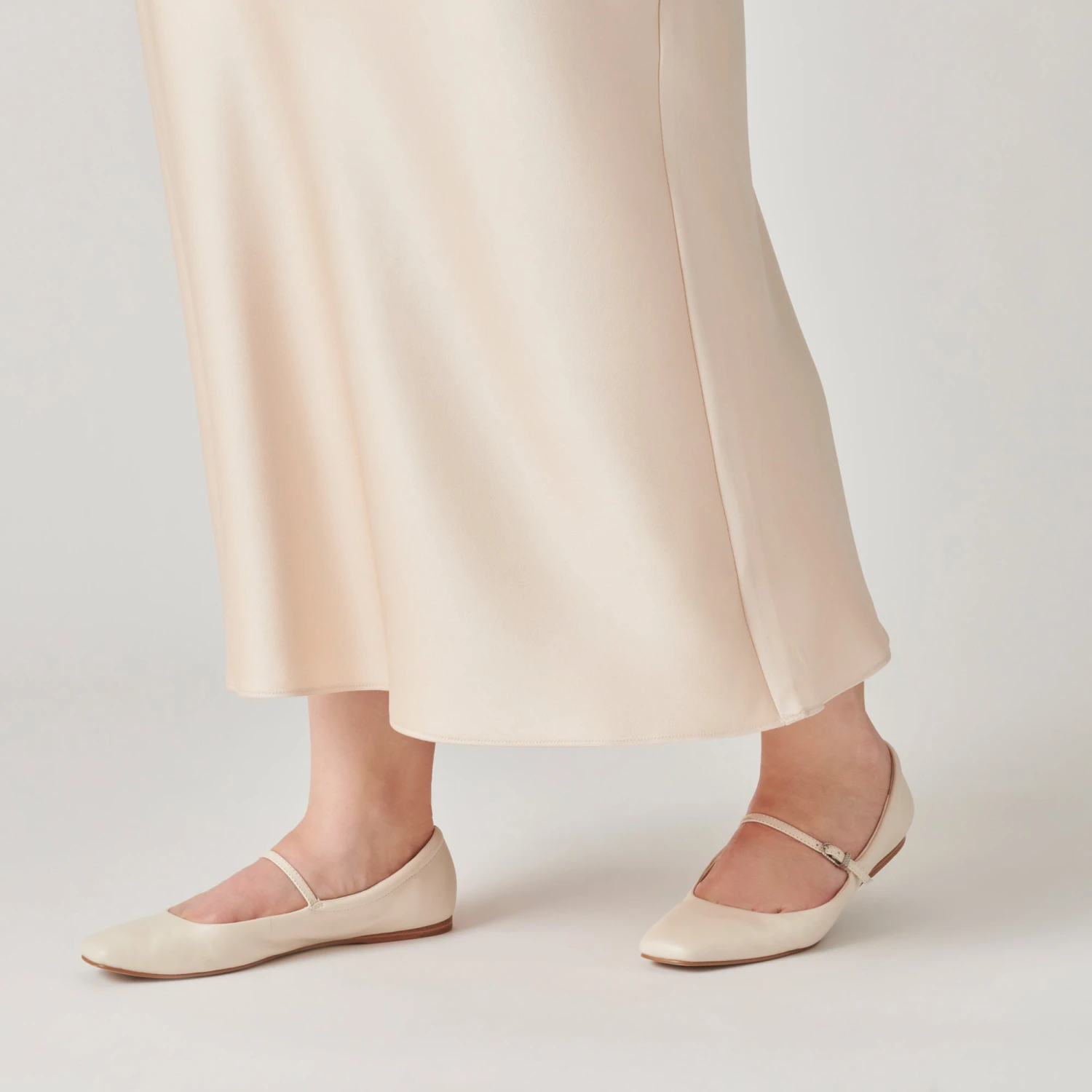 REYES BALLET FLATS IVORY LEATHER(Reyes flats ivory leather) REYES BALLET FLATS IVORY LEATHER(Reyes Flats Ivory Leather) -Dolce Vita Sale Store DOLCEVITA FLATS REYES IVORYLEATHER ONFOOT 2
