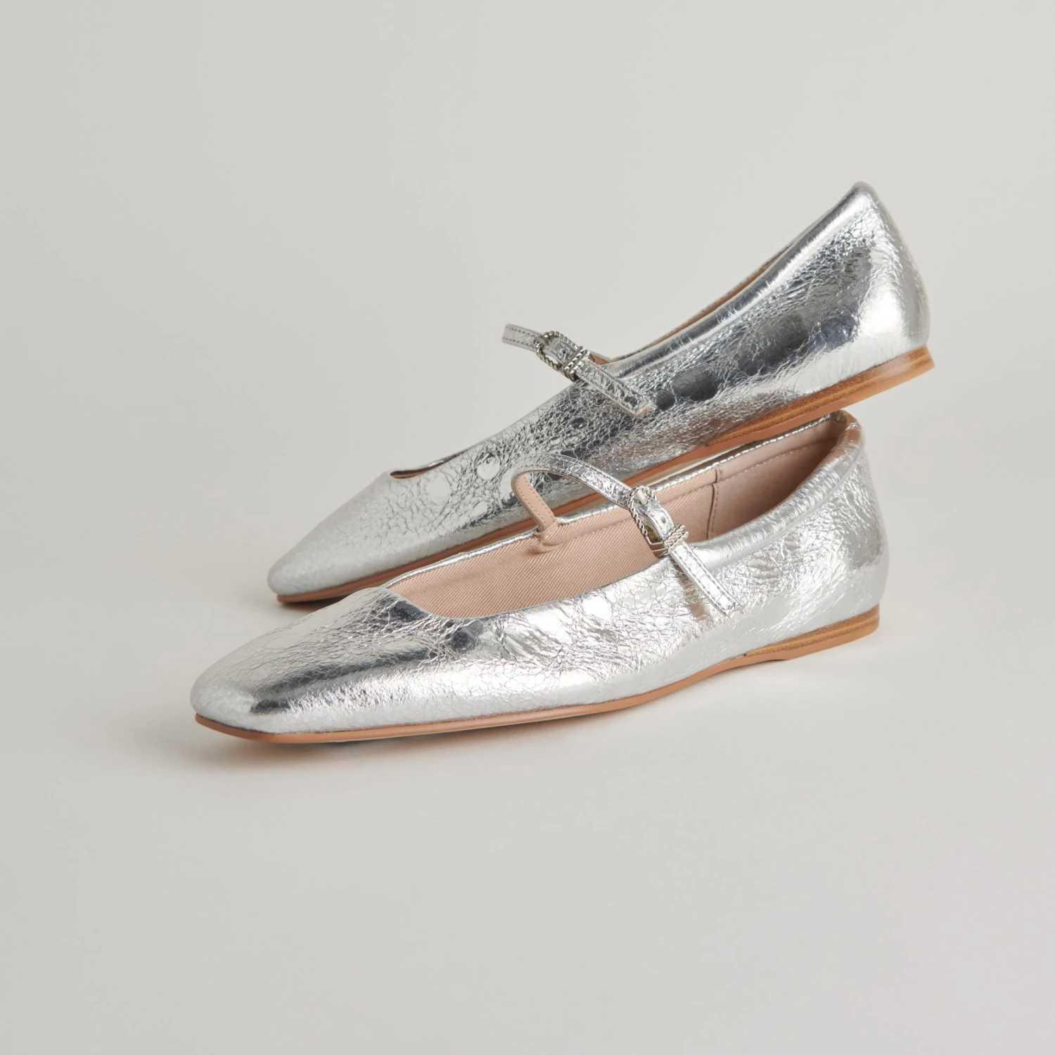 REYES BALLET FLATS SILVER DISTRESSED LEATHER(Reyes flats silver distressed leather) REYES BALLET FLATS SILVER DISTRESSED LEATHER(Reyes Flats Silver Distressed Leather) -Dolce Vita Sale Store DOLCEVITA FLATS REYES SILVERDISTRESSEDLEATHER DETAILS 01