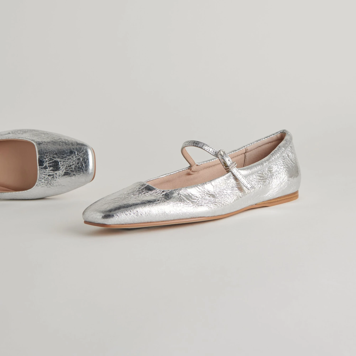 REYES BALLET FLATS SILVER DISTRESSED LEATHER(Reyes flats silver distressed leather) REYES BALLET FLATS SILVER DISTRESSED LEATHER(Reyes Flats Silver Distressed Leather) -Dolce Vita Sale Store DOLCEVITA FLATS REYES SILVERDISTRESSEDLEATHER DETAILS 02