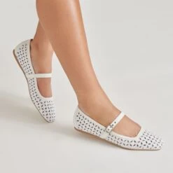 RODNI EYELET PERF BALLET FLATS TRUE WHITE LEATHER(Rodni Eyelet Perf Ballet Flats True White Leather) 6 RODNI EYELET PERF BALLET FLATS TRUE WHITE LEATHER(Rodni Eyelet Perf Ballet Flats True White Leather) -Dolce Vita Sale Store DOLCEVITA FLATS RODNIEYELETPERF TRUEWHITELEATHER ONFOOT 02