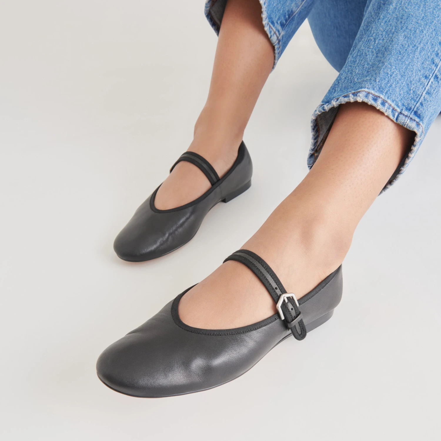 ROSLYN BALLET FLATS BLACK LEATHER(Roslyn ballet flats black leather) ROSLYN BALLET FLATS BLACK LEATHER(Roslyn Ballet Flats Black Leather) -Dolce Vita Sale Store DOLCEVITA FLATS ROSLYN BLACKLEATHER ONFOOT 01