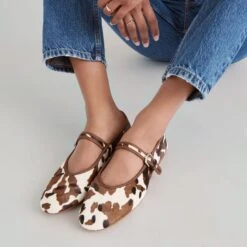ROSLYN BALLET FLATS COCOA TAURUS CALF HAIR(Roslyn Ballet Flats Cocoa Taurus Calf Hair) 5 ROSLYN BALLET FLATS COCOA TAURUS CALF HAIR(Roslyn Ballet Flats Cocoa Taurus Calf Hair) -Dolce Vita Sale Store DOLCEVITA FLATS ROSLYN COCOATAURUSCALFHAIR ONFOOT 01