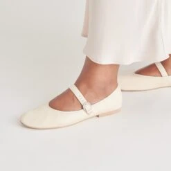 ROSLYN BALLET FLATS CREME LEATHER(Roslyn Ballet Flats Creme Leather) 5 ROSLYN BALLET FLATS CREME LEATHER(Roslyn Ballet Flats Creme Leather) -Dolce Vita Sale Store DOLCEVITA FLATS ROSLYN CREMELEATHER ONFOOT 01