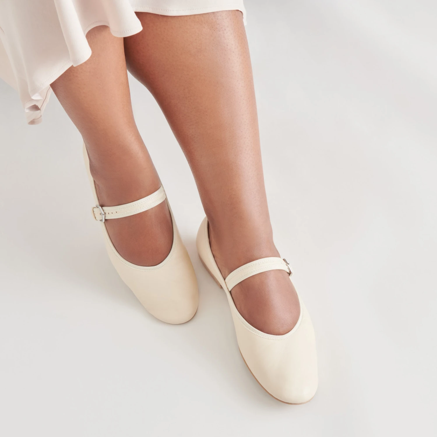 ROSLYN BALLET FLATS CREME LEATHER(Roslyn ballet flats creme leather) ROSLYN BALLET FLATS CREME LEATHER(Roslyn Ballet Flats Creme Leather) -Dolce Vita Sale Store DOLCEVITA FLATS ROSLYN CREMELEATHER ONFOOT 02