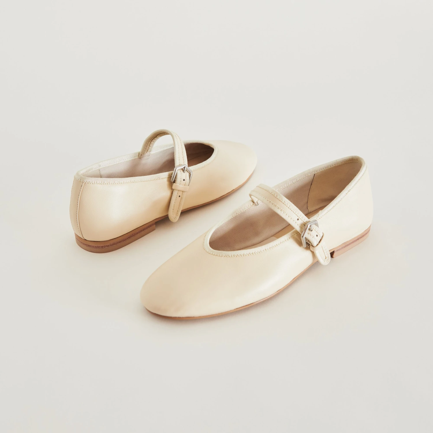 ROSLYN BALLET FLATS CREME LEATHER(Roslyn ballet flats creme leather) ROSLYN BALLET FLATS CREME LEATHER(Roslyn Ballet Flats Creme Leather) -Dolce Vita Sale Store DOLCEVITA FLATS ROSLYN CREME LEATHER DETAILS 02