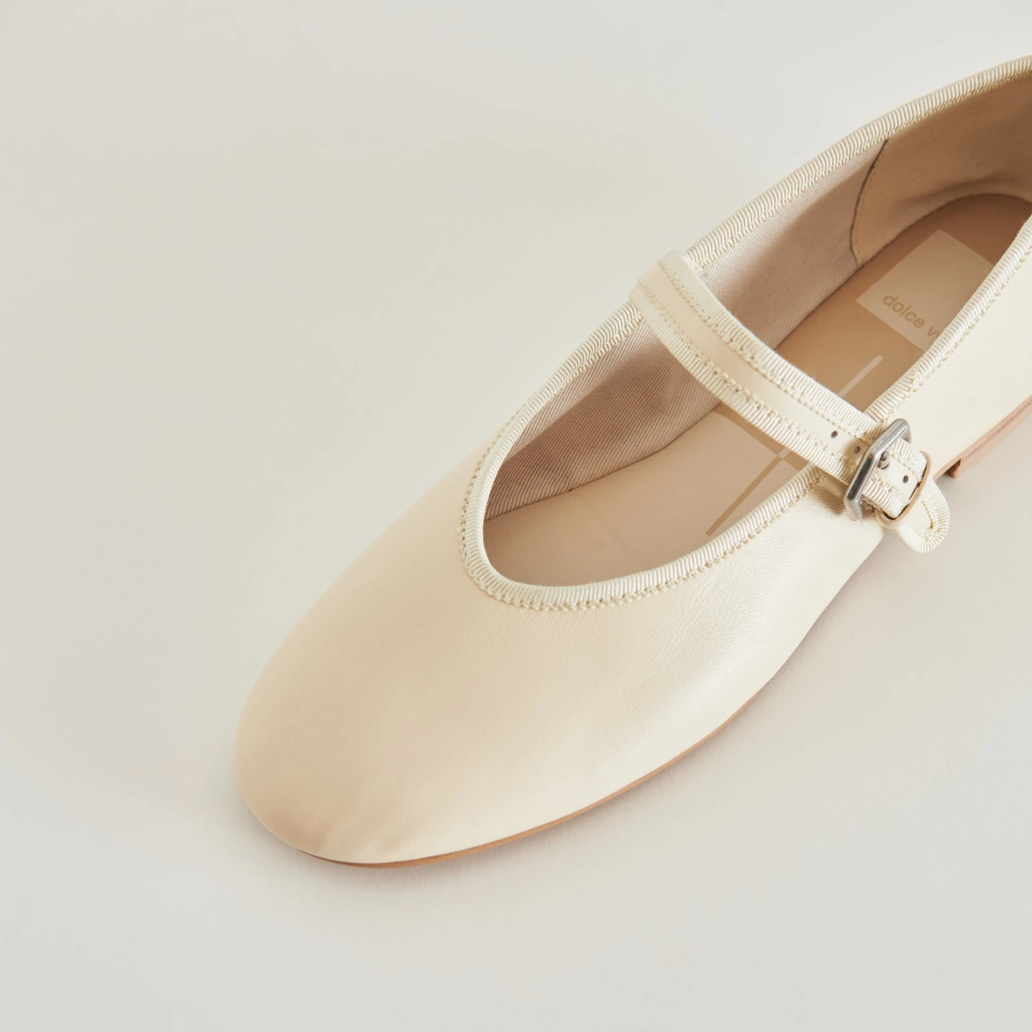 ROSLYN BALLET FLATS CREME LEATHER(Roslyn ballet flats creme leather) ROSLYN BALLET FLATS CREME LEATHER(Roslyn Ballet Flats Creme Leather) -Dolce Vita Sale Store DOLCEVITA FLATS ROSLYN CREME LEATHER DETAILS 03