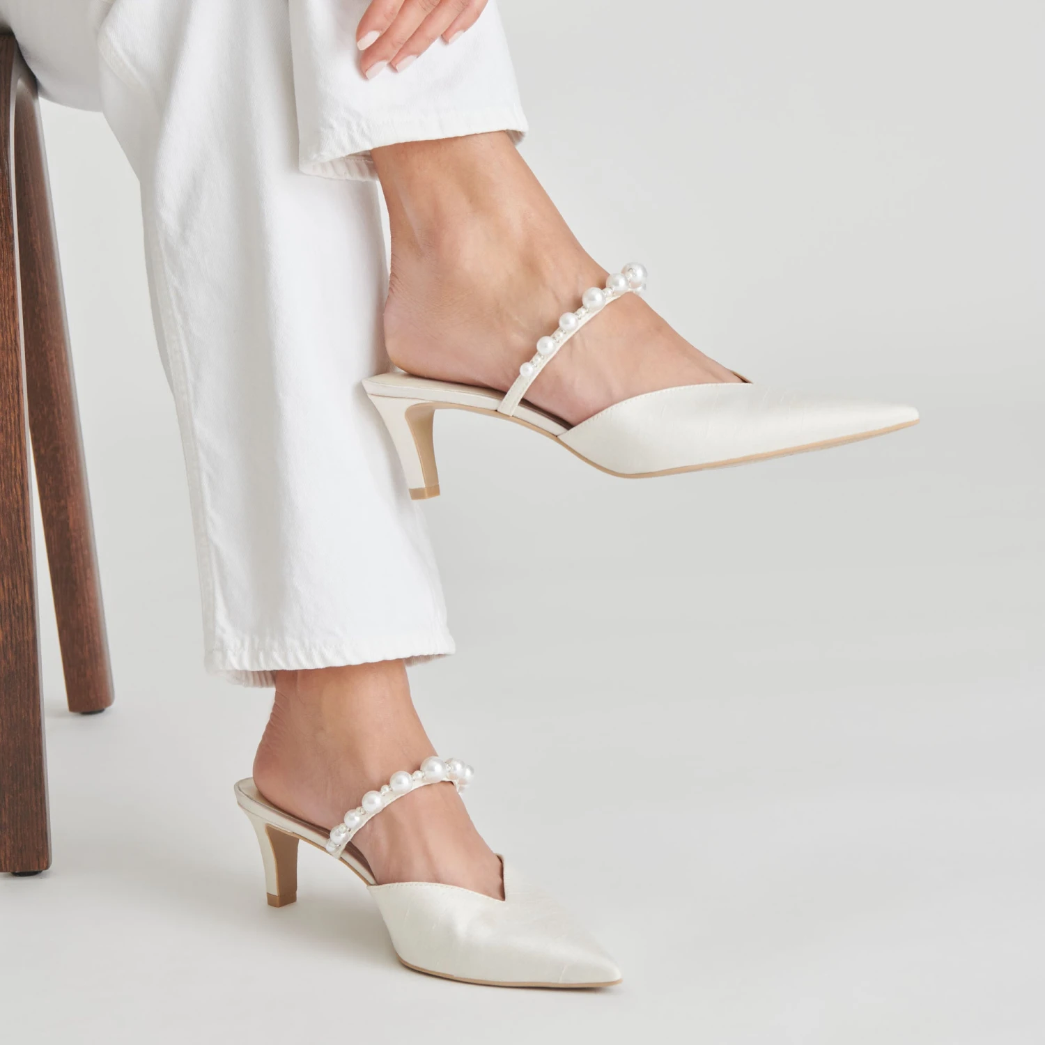 KANIKA PEARL MID HEELS VANILLA PEARLS(Kanika pearl mid heels vanilla pearls) KANIKA PEARL MID HEELS VANILLA PEARLS(Kanika Pearl Mid Heels Vanilla Pearls) -Dolce Vita Sale Store DOLCEVITA HEELS KANIKAMID VANILLAPEARLS ONFOOT 03