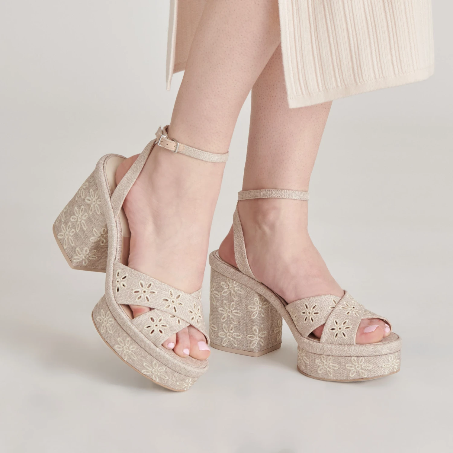 LAISHA HEELS ALMOND FLORAL EYELET(Laisha heels almond floral eyelet) LAISHA HEELS ALMOND FLORAL EYELET(Laisha Heels Almond Floral Eyelet) -Dolce Vita Sale Store DOLCEVITA HEELS LAISHA ALMONDFLORALEYELET ONFOOT 01