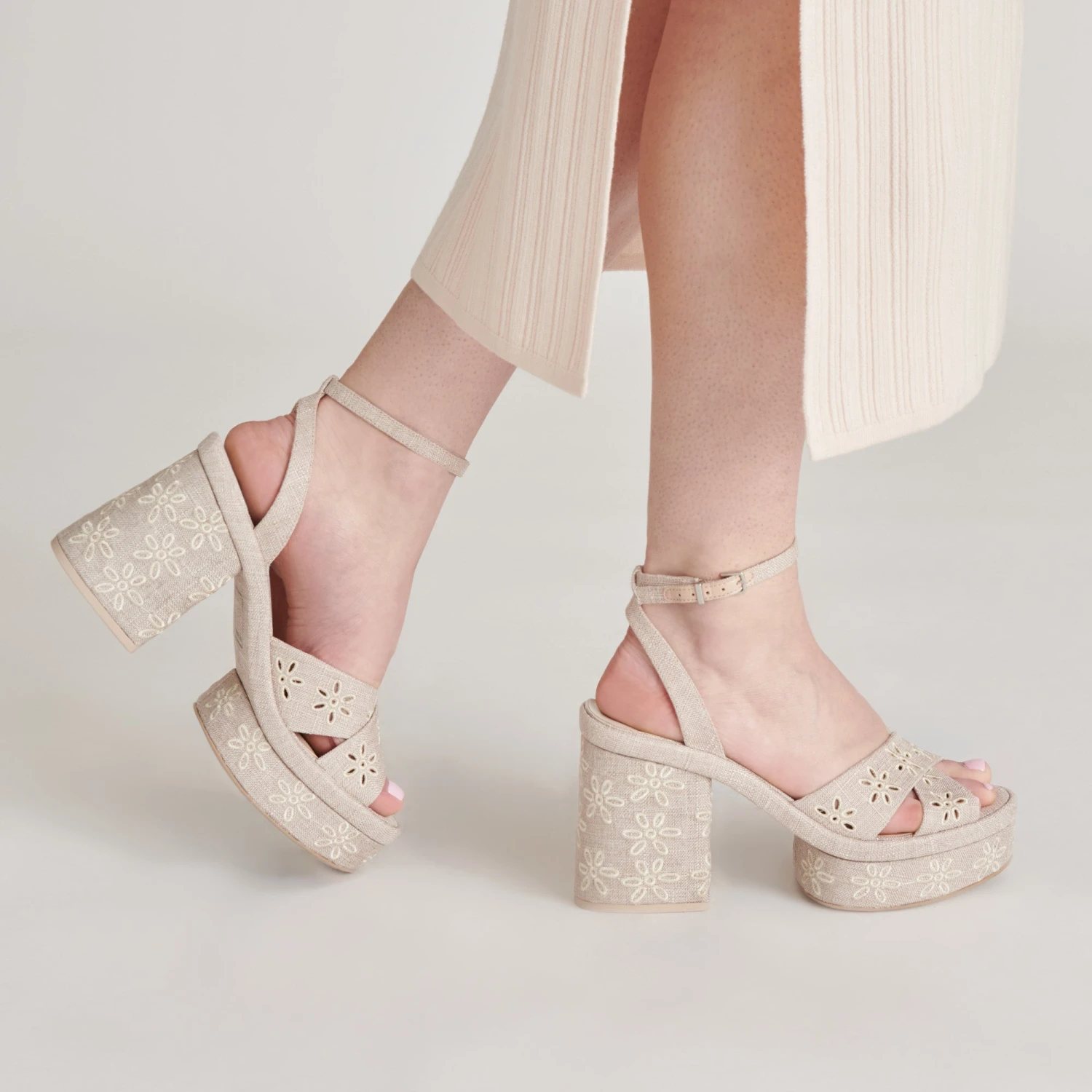 LAISHA HEELS ALMOND FLORAL EYELET(Laisha heels almond floral eyelet) LAISHA HEELS ALMOND FLORAL EYELET(Laisha Heels Almond Floral Eyelet) -Dolce Vita Sale Store DOLCEVITA HEELS LAISHA ALMONDFLORALEYELET ONFOOT 03