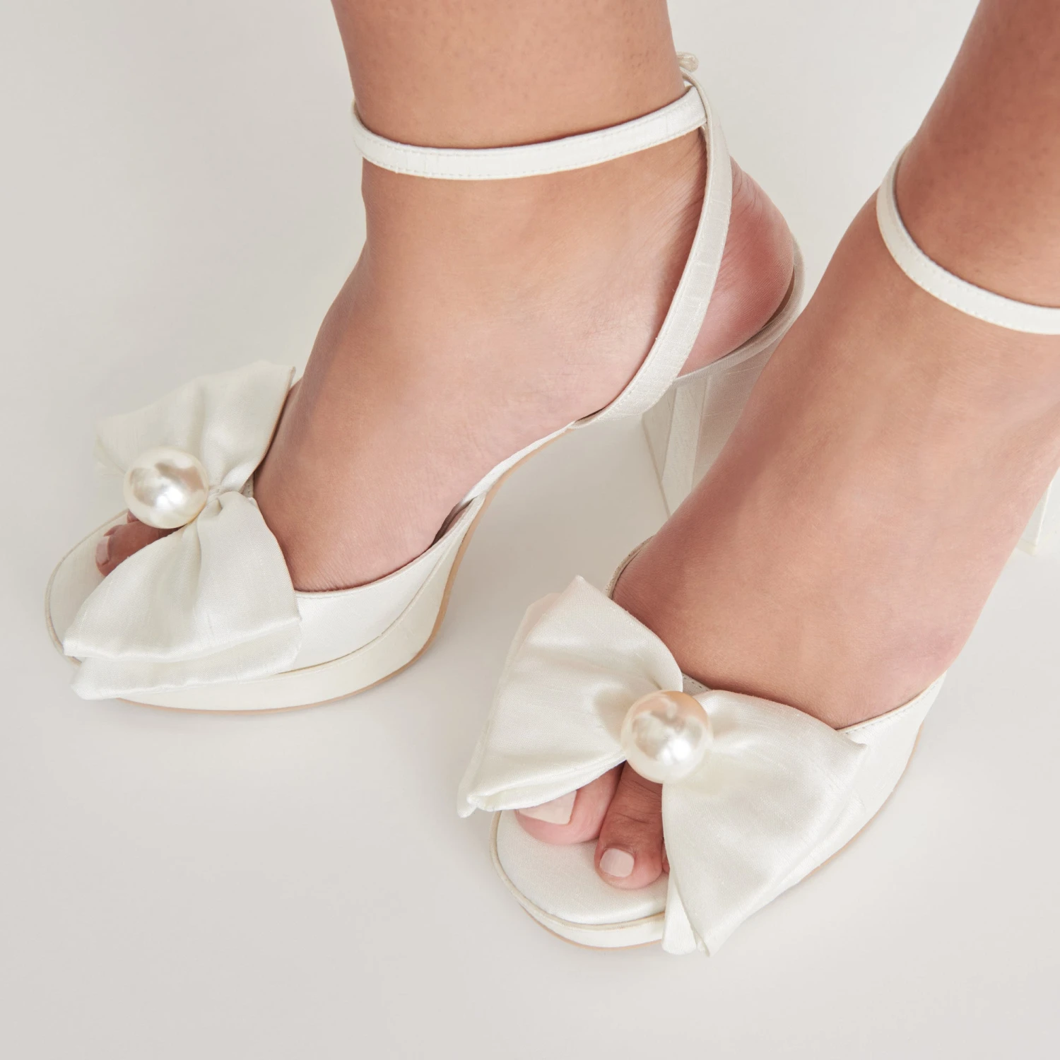 PATTON HEELS IVORY SATIN(Patton heels ivory satin) PATTON HEELS IVORY SATIN(Patton Heels Ivory Satin) -Dolce Vita Sale Store DOLCEVITA HEELS PATTON IVORYSATIN ONFOOT 02