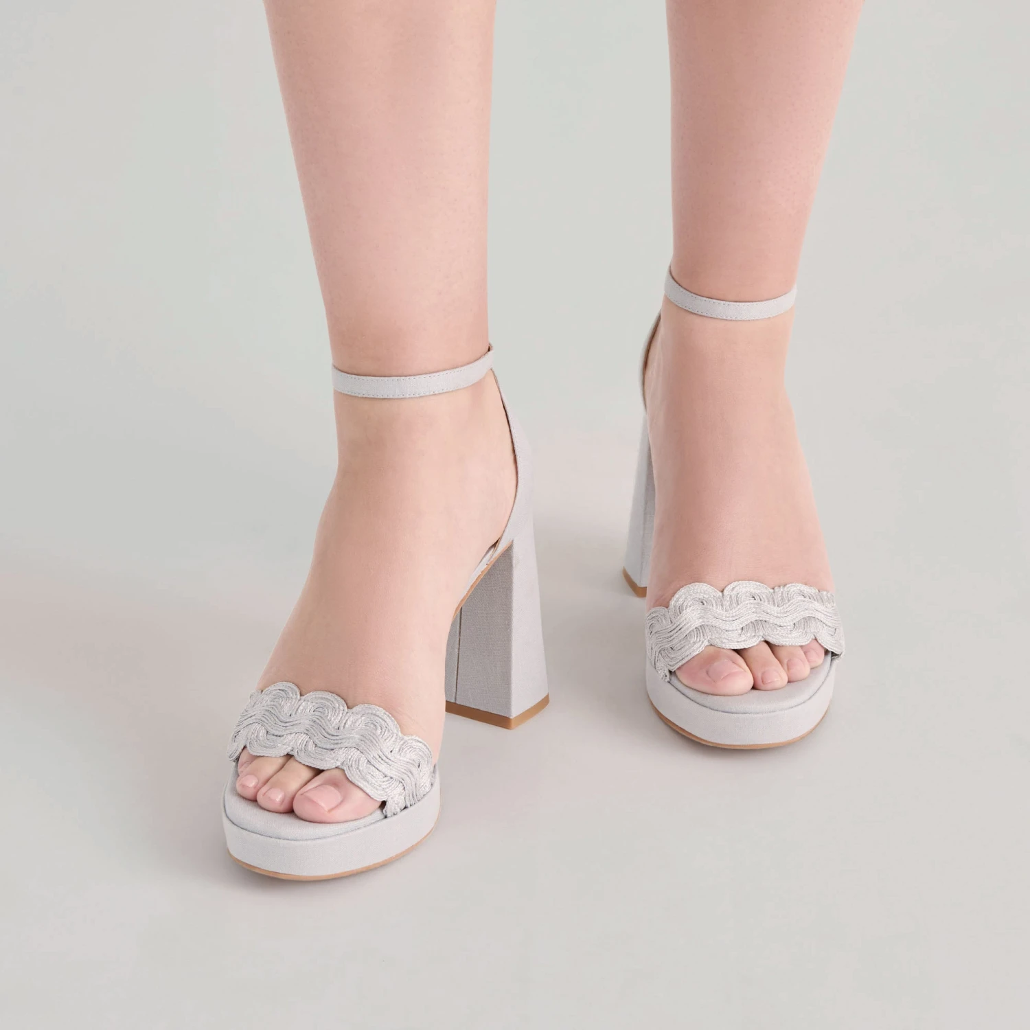 PELTIN HEELS GREY WOVEN RAFFIA(Peltin heels grey woven raffia) PELTIN HEELS GREY WOVEN RAFFIA(Peltin Heels Grey Woven Raffia) -Dolce Vita Sale Store DOLCEVITA HEELS PELTIN GREYWOVENRAFFIA ONFOOT 01