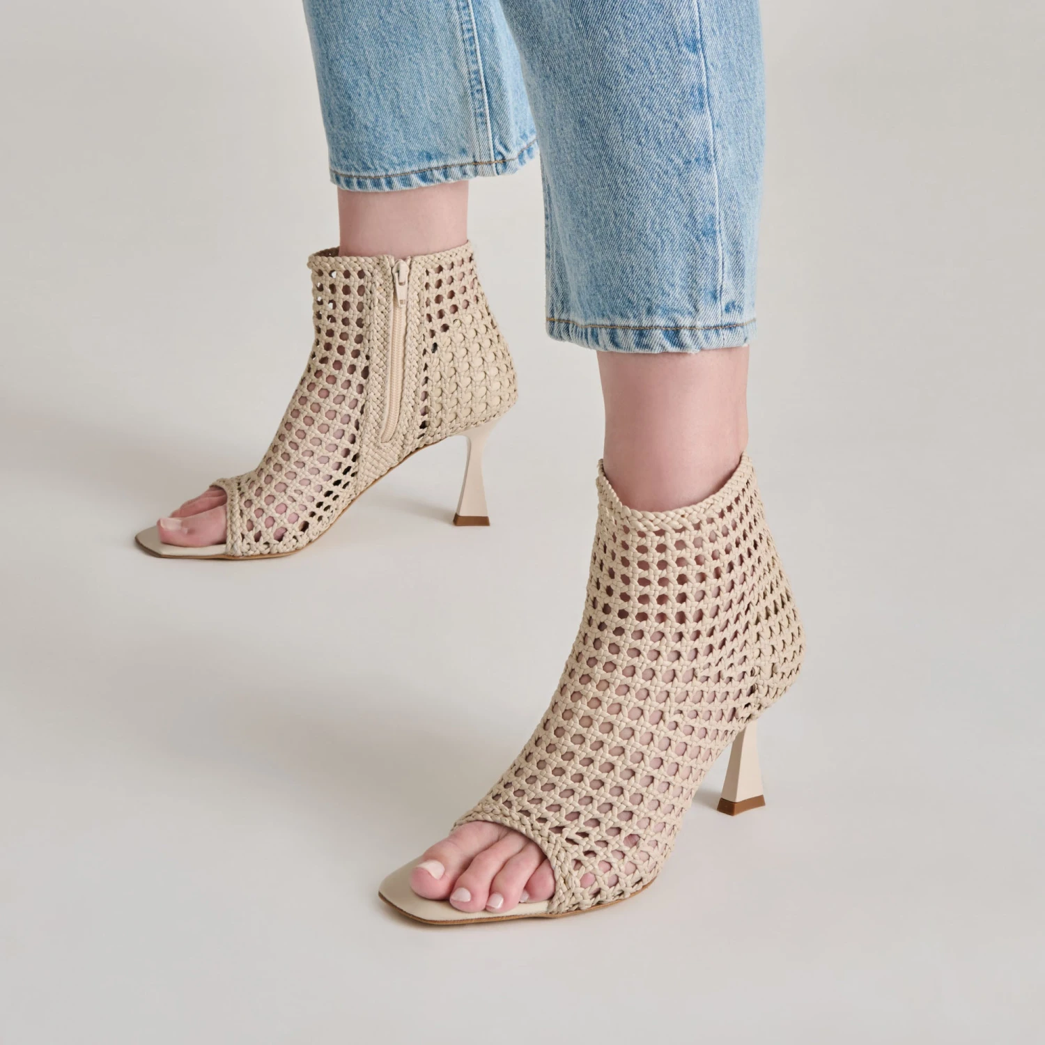 QUIN HEELS BONE WOVEN LEATHER(Quin heels bone woven leather) QUIN HEELS BONE WOVEN LEATHER(Quin Heels Bone Woven Leather) -Dolce Vita Sale Store DOLCEVITA HEELS QUIN BONEWOVENLEATHER ONFOOT 03