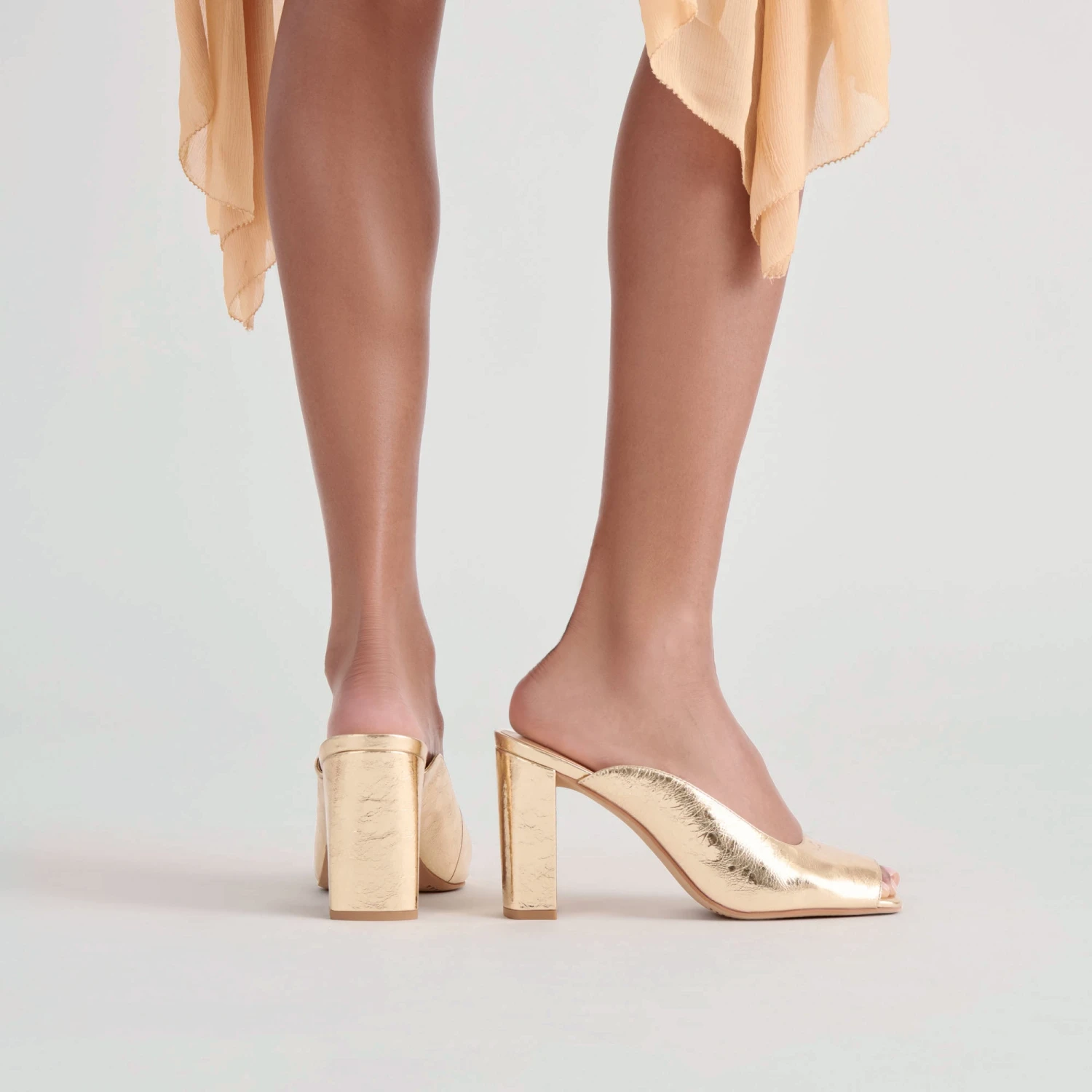SABELA HEELS GOLD DISTRESSED LEATHER(Sabela heels gold distressed leather) SABELA HEELS GOLD DISTRESSED LEATHER(Sabela Heels Gold Distressed Leather) -Dolce Vita Sale Store DOLCEVITA HEELS SABELA GOLDDISTRESSEDLEATHER ONFOOT 01