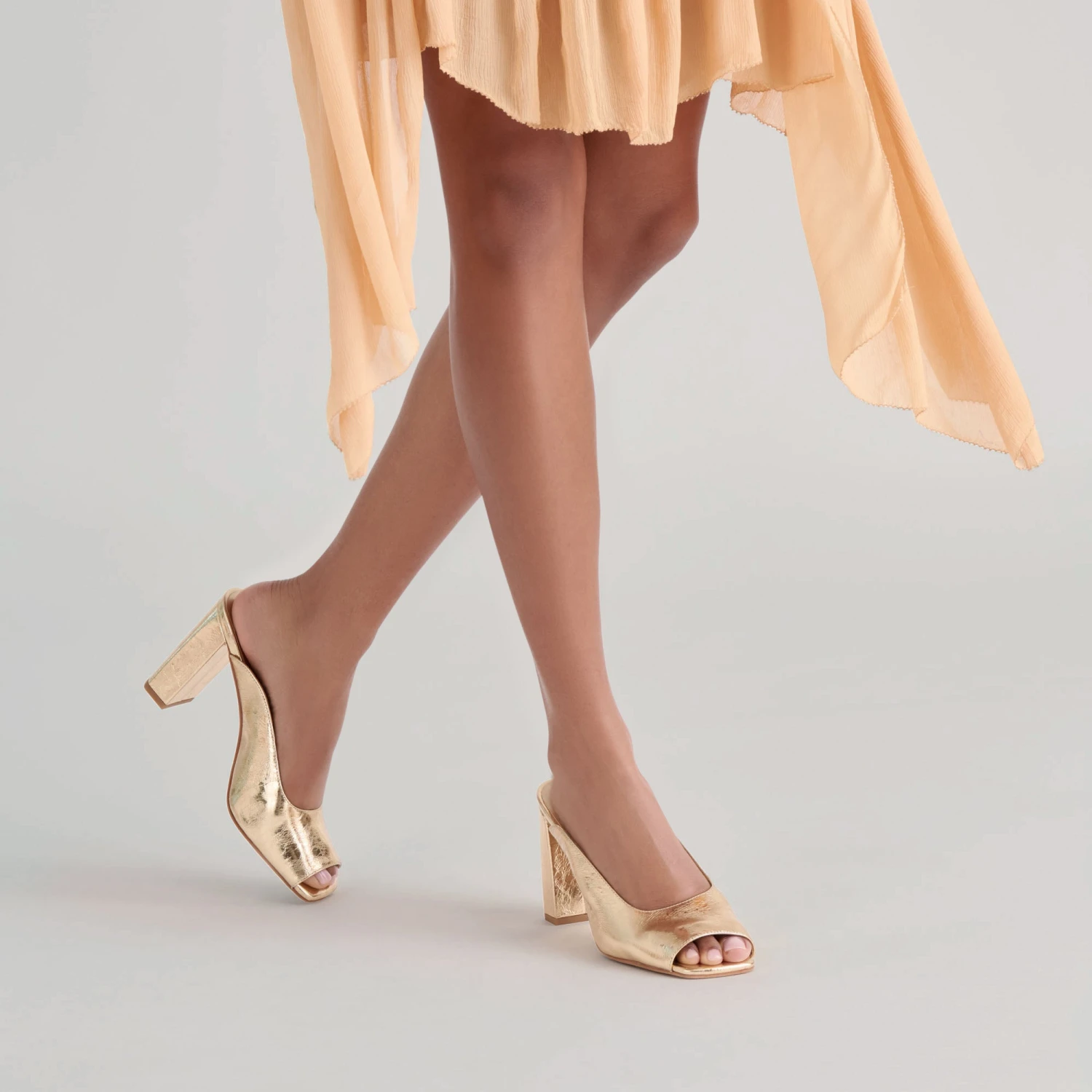 SABELA HEELS GOLD DISTRESSED LEATHER(Sabela heels gold distressed leather) SABELA HEELS GOLD DISTRESSED LEATHER(Sabela Heels Gold Distressed Leather) -Dolce Vita Sale Store DOLCEVITA HEELS SABELA GOLDDISTRESSEDLEATHER ONFOOT 02