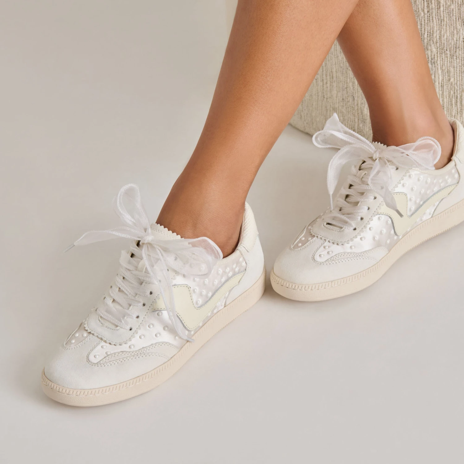 NOTICE PEARL SNEAKERS OFF WHITE SATIN(Notice pearl sneakers off white satin) NOTICE PEARL SNEAKERS OFF WHITE SATIN(Notice Pearl Sneakers Off White Satin) -Dolce Vita Sale Store DOLCEVITA SNEAKERS NOTICEPEARL OFFWHITESATIN ONFOOT 02