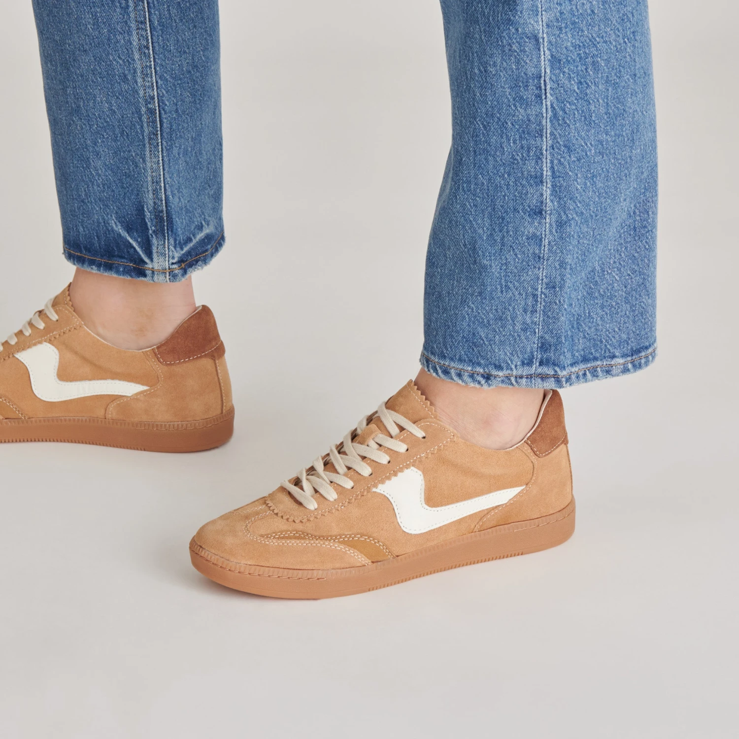 NOTICE SNEAKERS BROWN SUEDE(Notice sneakers brown suede) NOTICE SNEAKERS BROWN SUEDE(Notice Sneakers Brown Suede) -Dolce Vita Sale Store DOLCEVITA SNEAKERS NOTICE BROWNSUEDE ONFOOT 01