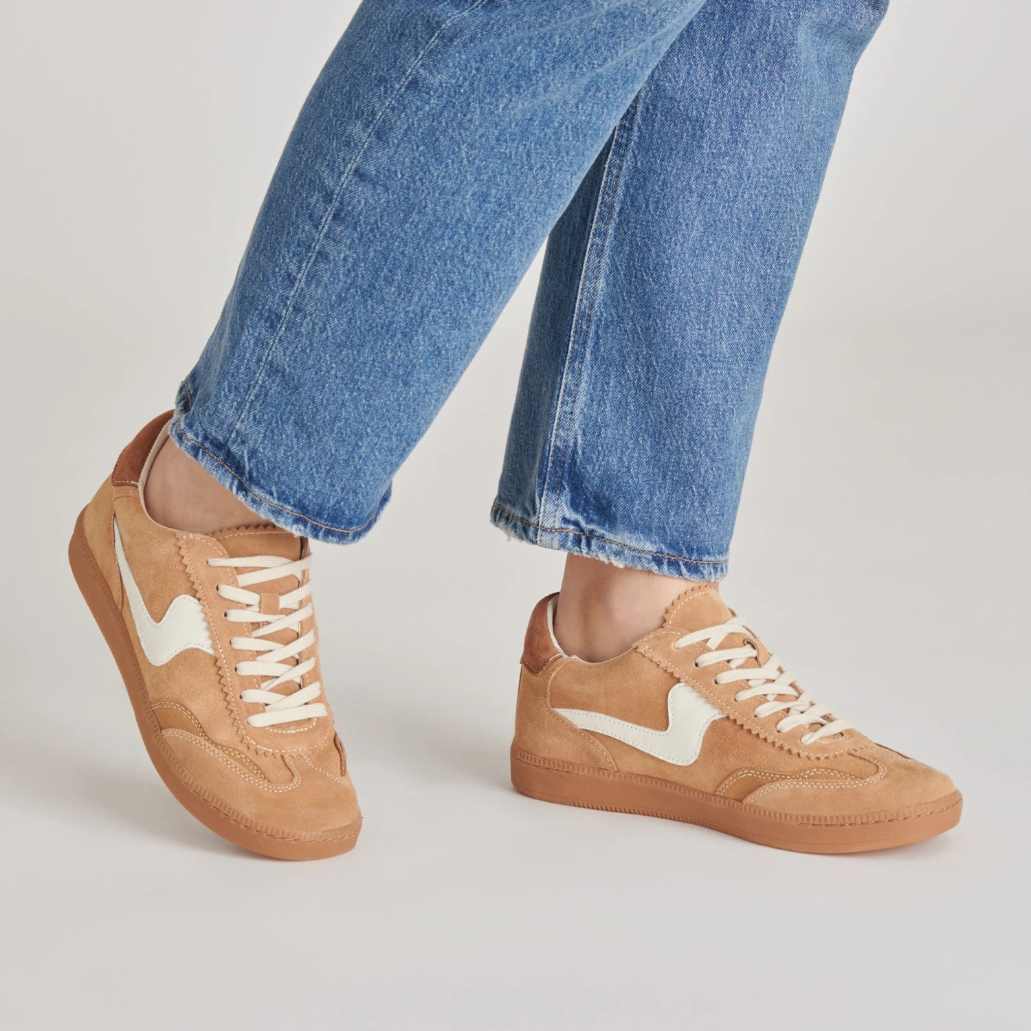 NOTICE SNEAKERS BROWN SUEDE(Notice sneakers brown suede) NOTICE SNEAKERS BROWN SUEDE(Notice Sneakers Brown Suede) -Dolce Vita Sale Store DOLCEVITA SNEAKERS NOTICE BROWNSUEDE ONFOOT 02