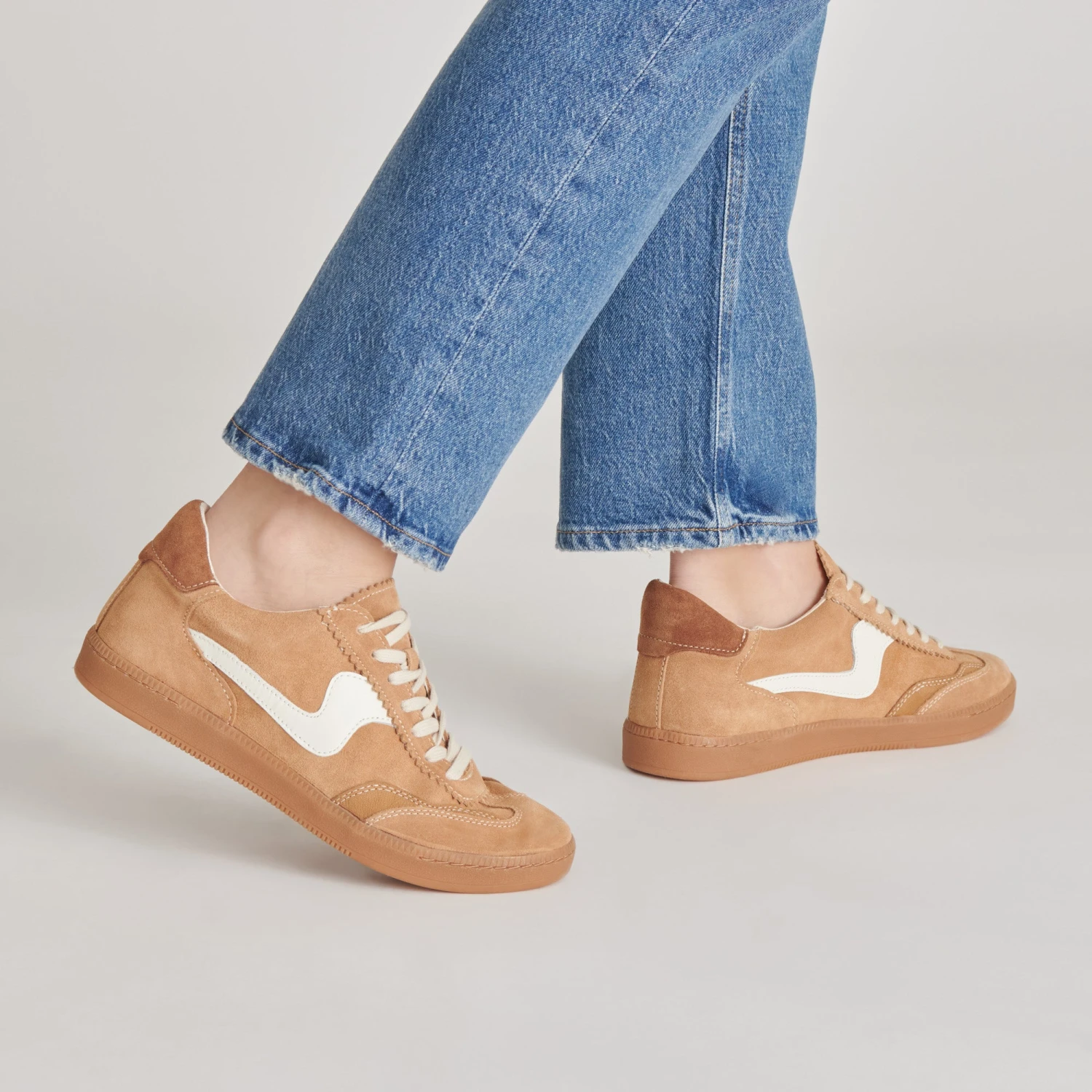 NOTICE SNEAKERS BROWN SUEDE(Notice sneakers brown suede) NOTICE SNEAKERS BROWN SUEDE(Notice Sneakers Brown Suede) -Dolce Vita Sale Store DOLCEVITA SNEAKERS NOTICE BROWNSUEDE ONFOOT 03