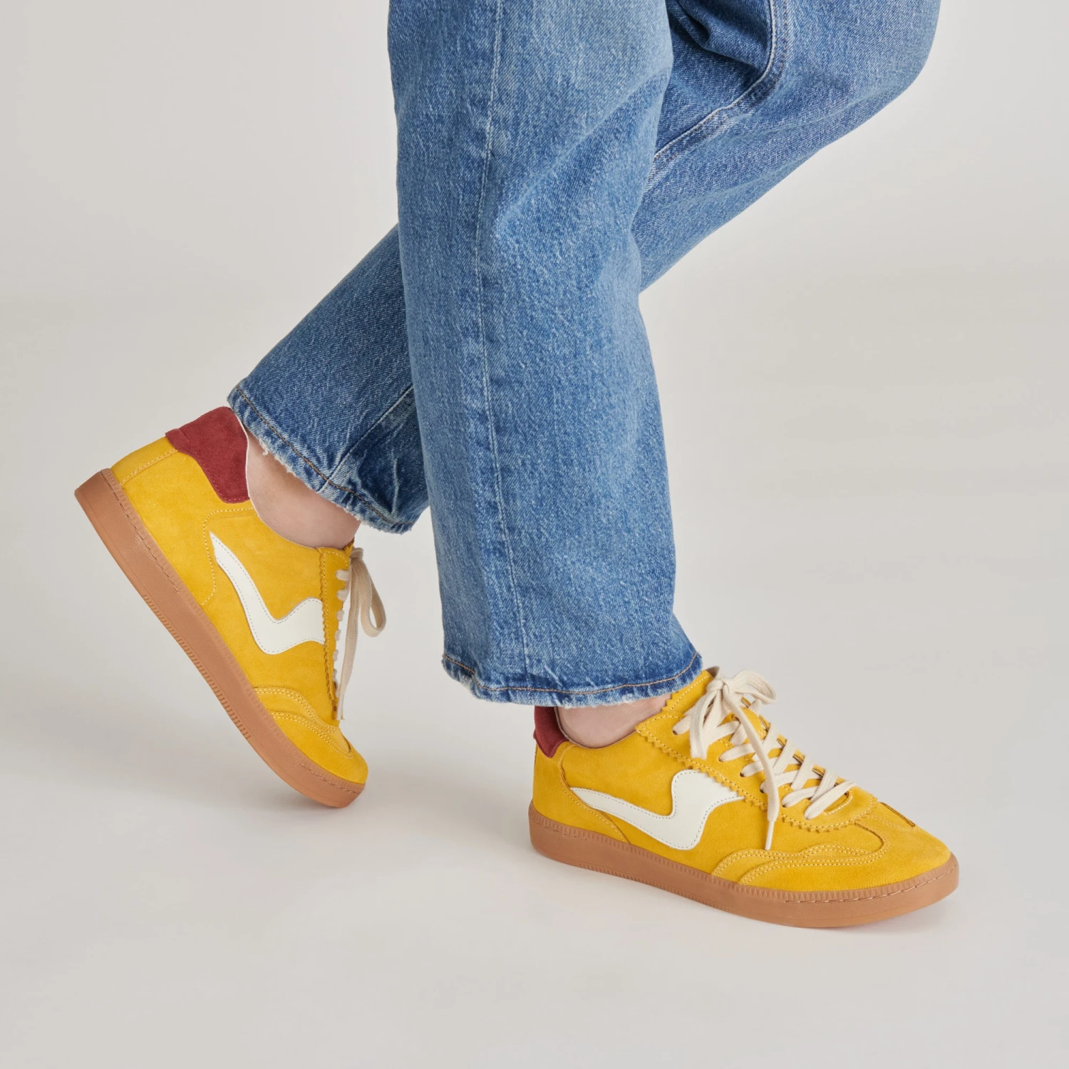 NOTICE SNEAKERS MUSTARD SUEDE(Notice sneakers mustard suede) NOTICE SNEAKERS MUSTARD SUEDE(Notice Sneakers Mustard Suede) -Dolce Vita Sale Store DOLCEVITA SNEAKERS NOTICE MUSTARDSUEDE ONFOOT 01