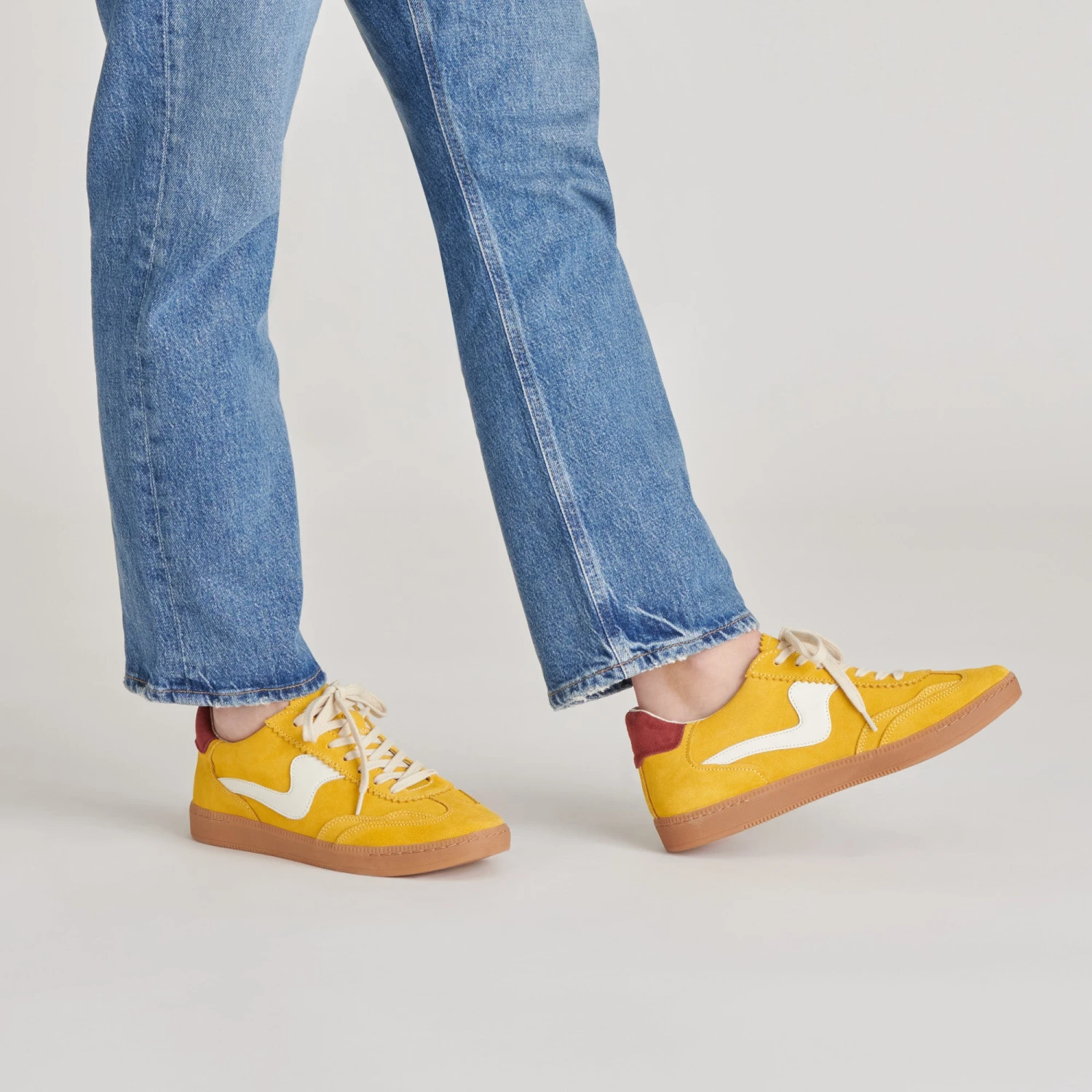 NOTICE SNEAKERS MUSTARD SUEDE(Notice sneakers mustard suede) NOTICE SNEAKERS MUSTARD SUEDE(Notice Sneakers Mustard Suede) -Dolce Vita Sale Store DOLCEVITA SNEAKERS NOTICE MUSTARDSUEDE ONFOOT 02