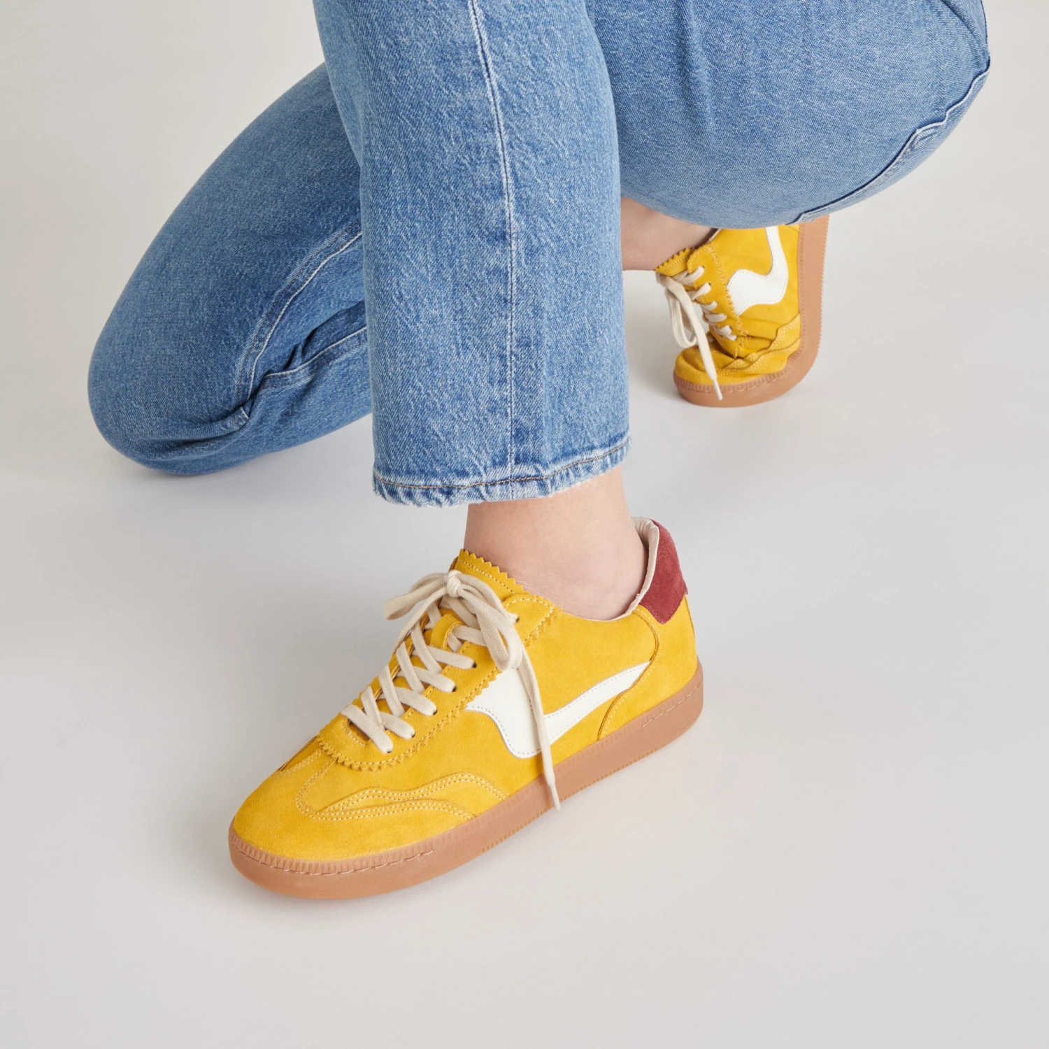 NOTICE SNEAKERS MUSTARD SUEDE(Notice sneakers mustard suede) NOTICE SNEAKERS MUSTARD SUEDE(Notice Sneakers Mustard Suede) -Dolce Vita Sale Store DOLCEVITA SNEAKERS NOTICE MUSTARDSUEDE ONFOOT 04