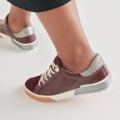 ZINA SNEAKERS BURGUNDY CRINKLE PATENT(Zina Sneakers Burgundy Crinkle Patent) -Dolce Vita Sale Store DOLCEVITA SNEAKERS ZINA BURGUNDYCRINKLEPATENT ONFOOT 02
