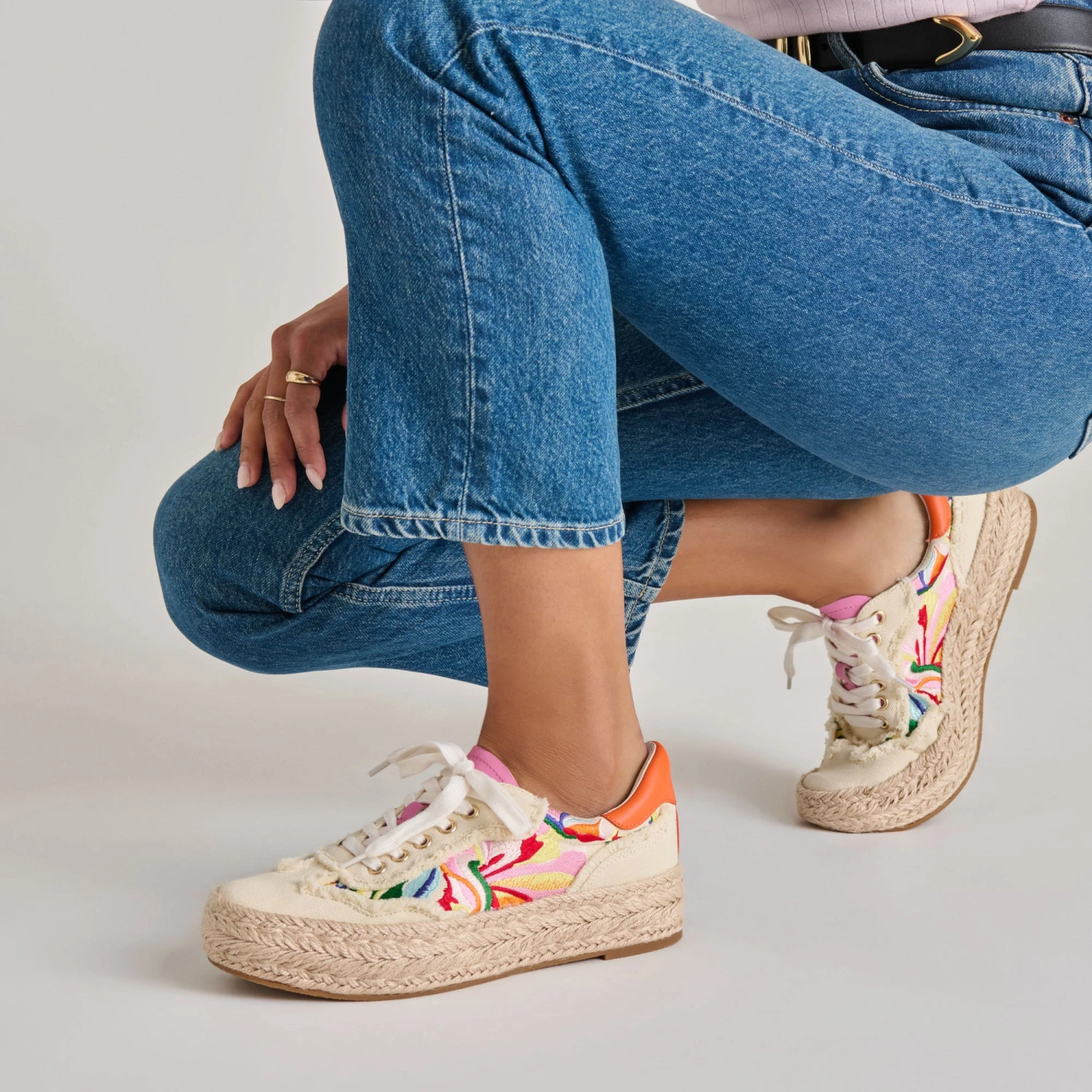 FREDY SNEAKERS FLORAL MULTI CANVAS(Fredy sneakers floral multi canvas) FREDY SNEAKERS FLORAL MULTI CANVAS(Fredy Sneakers Floral Multi Canvas) -Dolce Vita Sale Store DOLCEVITA SNEAKER FREDY FLORALMULTICANVAS ONFOOT 02